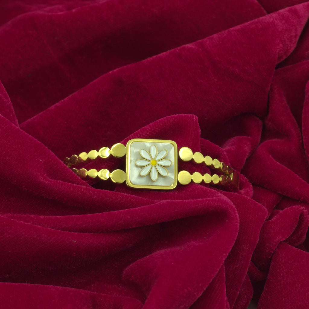Daisy Pearl Gold Bracelet