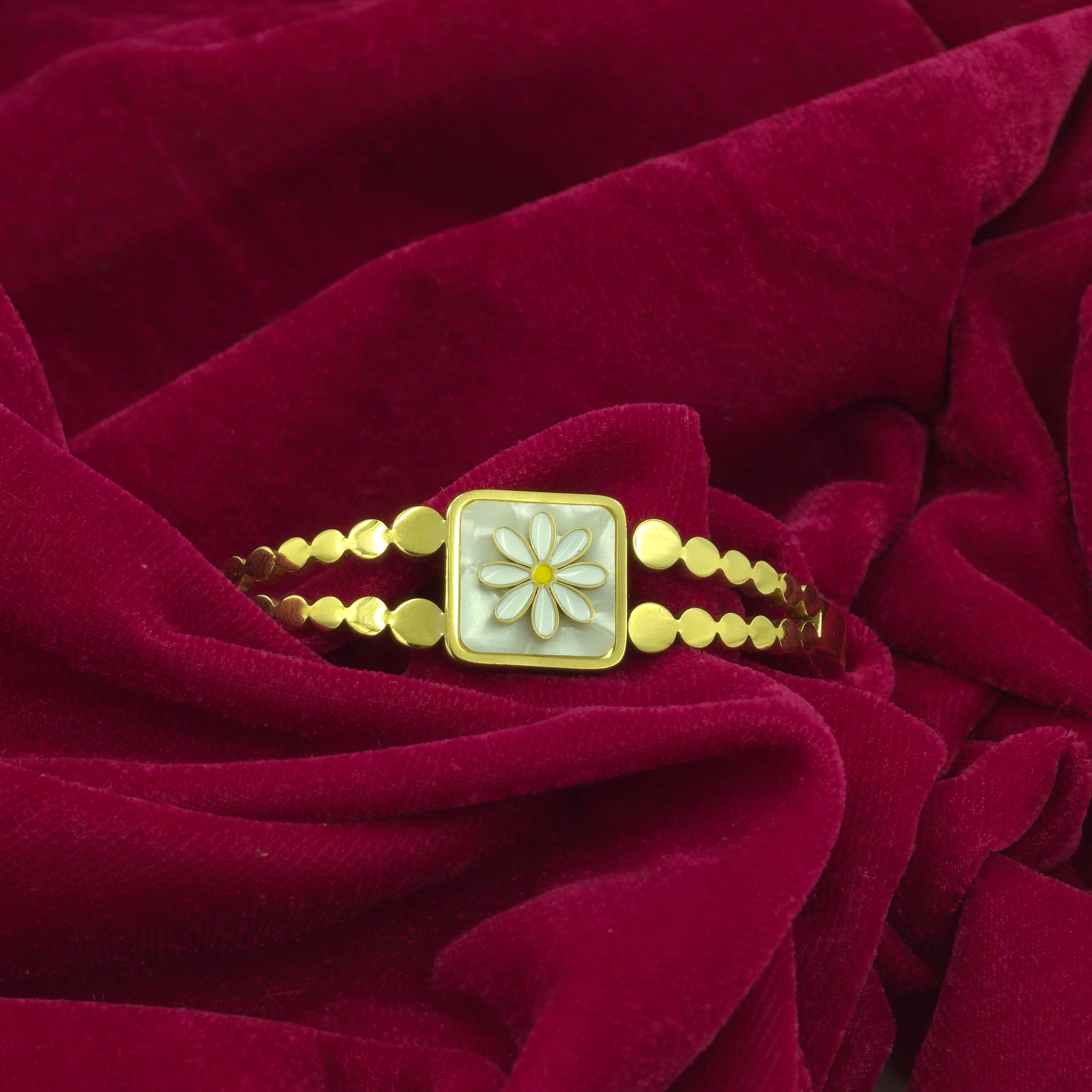 Daisy Pearl Gold Bracelet