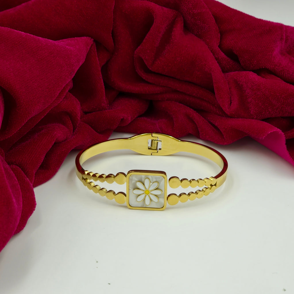Daisy Pearl Gold Bracelet